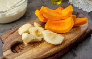 Peel the pumpkin and apples, remove the seeds.