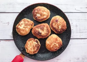 Fry the cakes in a well-heated pan with vegetable oil on both sides until golden brown.