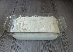 Grease the form abundantly with butter. Pour the mixture and level it.