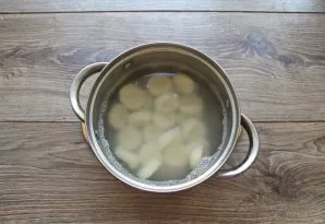 Pour water into a saucepan, salt and bring to a boil over medium heat. In boiling water, add the curds and cook for 3-4 minutes. Remove t...