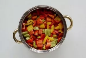 Wash the peppers, remove the stems and seeds. Cut into cubes, transfer to a saucepan and simmer for another 10 minutes.