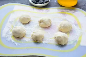 Divide the dough into small balls.
