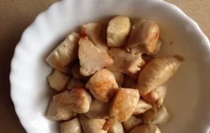 Add vegetable oil to the pan and quickly fry the chicken pieces. We take them out of the pan.