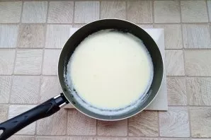 Salt to taste and over low heat, stirring constantly, thicken the sauce.