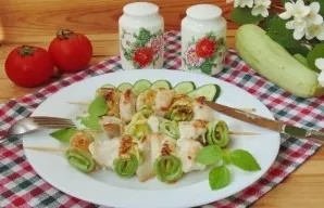 Delicious, tender and juicy chicken skewers with zucchini are ready.