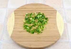 Rinse, dry and crush fresh herbs. You can use onion letters, parsley, dill, etc.