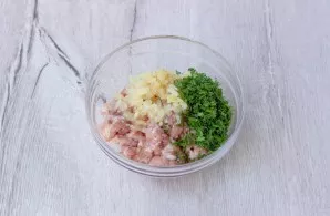 Finely chop the dill and mix the minced meat, fried onion and dill in a bowl.