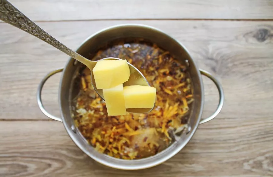 Peel the potatoes and cut them into large slices, put them in a pot.