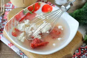 Mix tomato paste with flour and add 1 tablespoon of water.