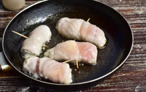 Heat vegetable oil in a pan. Arrange the rolls.