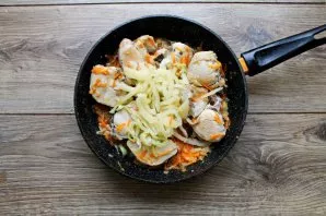 Remove the stalk and seeds from the peppers, cut into strips and put in a pan with vegetables and chicken.