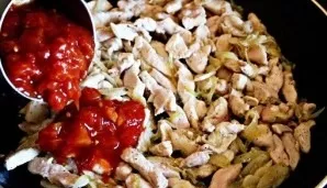 When the chicken is toasted, it turns white, it becomes covered with a small crust - add finely chopped tomatoes or tomato puree to the pan.