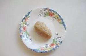 Form an elongated shape of zrazes.