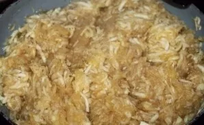 Cut the lemon from which the peel was previously removed into 2 parts, squeeze the juice of 1 side into the apples and add 0.5 teaspoons ...