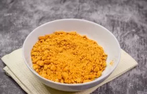 Put the cookies in a bag and beat with a rolling pin to form crumbs of various sizes. You can also grind cookies in a bowl of kitchen ble...