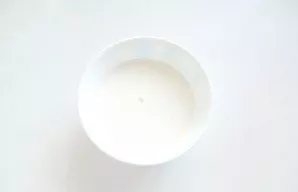 In a bowl, dilute 2 tablespoons of starch in 100 ml of cold water.