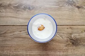 Pour kefir with fruit and honey into the blender bowl. We beat everything to a homogeneous mass. Pour into glasses and serve immediately.