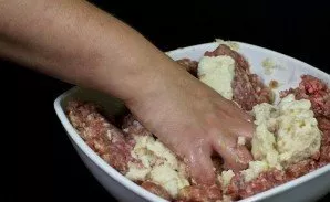 Press down the soaked baguette and put it in the mince.