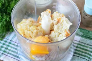 Beat the egg, add salt, a little pepper.