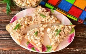 Brush the slices of bread with the resulting mass and serve.