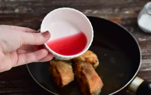 Pour the juice over the fish. Simmer everything together for 2-3 minutes.