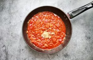 Chop the garlic, add cumin, salt, pepper, and crush everything into porridge in a pestle. Put in a pan.