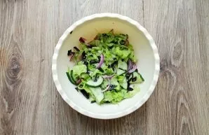 Mix the vegetables with the sauce and mix. Serve the salad immediately.