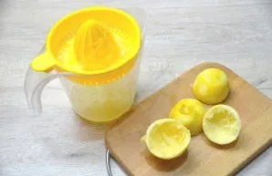 After grated the zest, squeeze the juice of two lemons.