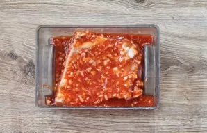 Wash the pork ribs, pat them dry and pour the sauce over them to cover them completely. Marinate in the refrigerator for 6-12 hours.