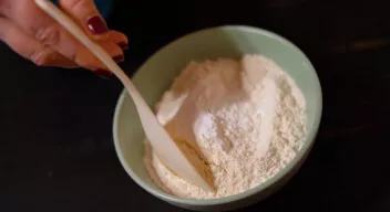Now mix the flour with baking powder.
