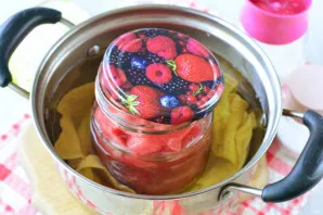 Sterilize the watermelon in a saucepan with warm water for 25 minutes.