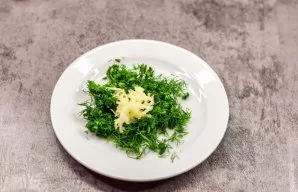 Chop the dill, and grate the garlic on a fine grater.