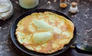 Lightly grease the pan, add a scoop of batter, fry the pancakes on both sides for a few minutes.