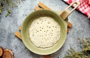 Grease a pan with a diameter of 12 centimeters with vegetable oil and heat over medium heat. Pour part of the dough into the pan, spread ...
