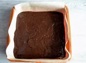 Put the dough in a baking dish lined with baking paper. Brownies bake in an oven at 180 degrees for 20 minutes.