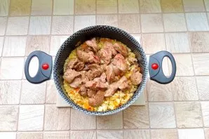 10-15 minutes before the end of cooking, put chicken liver in a saucepan. Stir in the bulgur and mushrooms.