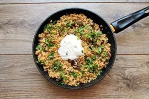 Add sour cream, finely chopped parsley and mix. Simmer for another 2 minutes and remove from heat.