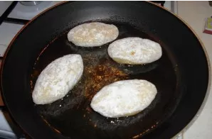 Fry until golden brown on both sides in vegetable oil.