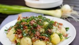 We put boiled potatoes on a plate, put greaves, chopped green onions, dill on top and serve hot ones. Delicious!
