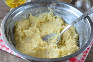 Stir the potato mass so that there are no lumps of flour left.
