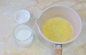 Melt the butter in a saucepan. Mix with flour and cream. Keep a little on the fire until the sauce thickens.