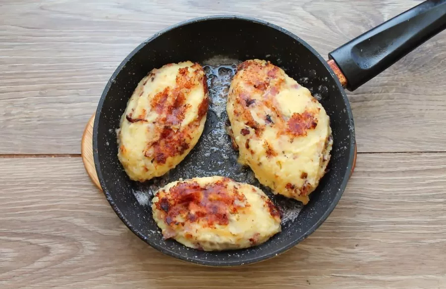 With wet hands, form an elongated zraz and fry in hot vegetable oil until golden brown on both sides. Remove from heat and serve immediat...