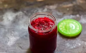 Carefully pour the jam into a jar, immediately roll it up hermetically.