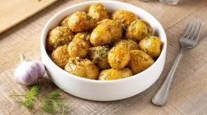 Garlic potatoes are ready, sprinkle them with fresh herbs before serving and serve. Delicious!