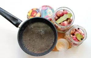 Then pour the garlic brine into a pot, add vinegar and bring to a boil over medium heat.