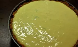 Pour the thickened mass onto the base of the cake.