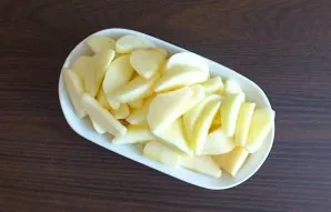 Prepare your own apples. Peel, remove the seed pod. Cut into slices 1.5-2 cm thick.