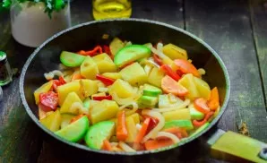 Heat a tablespoon of oil in a pan, add vegetables and fry for 10 minutes. Then pour 100 ml. hot water, add salt, pepper, simmer the stew ...