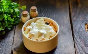 Pour a little yogurt, add spices.