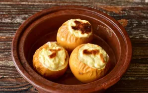 Bake apples in a preheated oven at 190 degrees for 25-35 minutes.